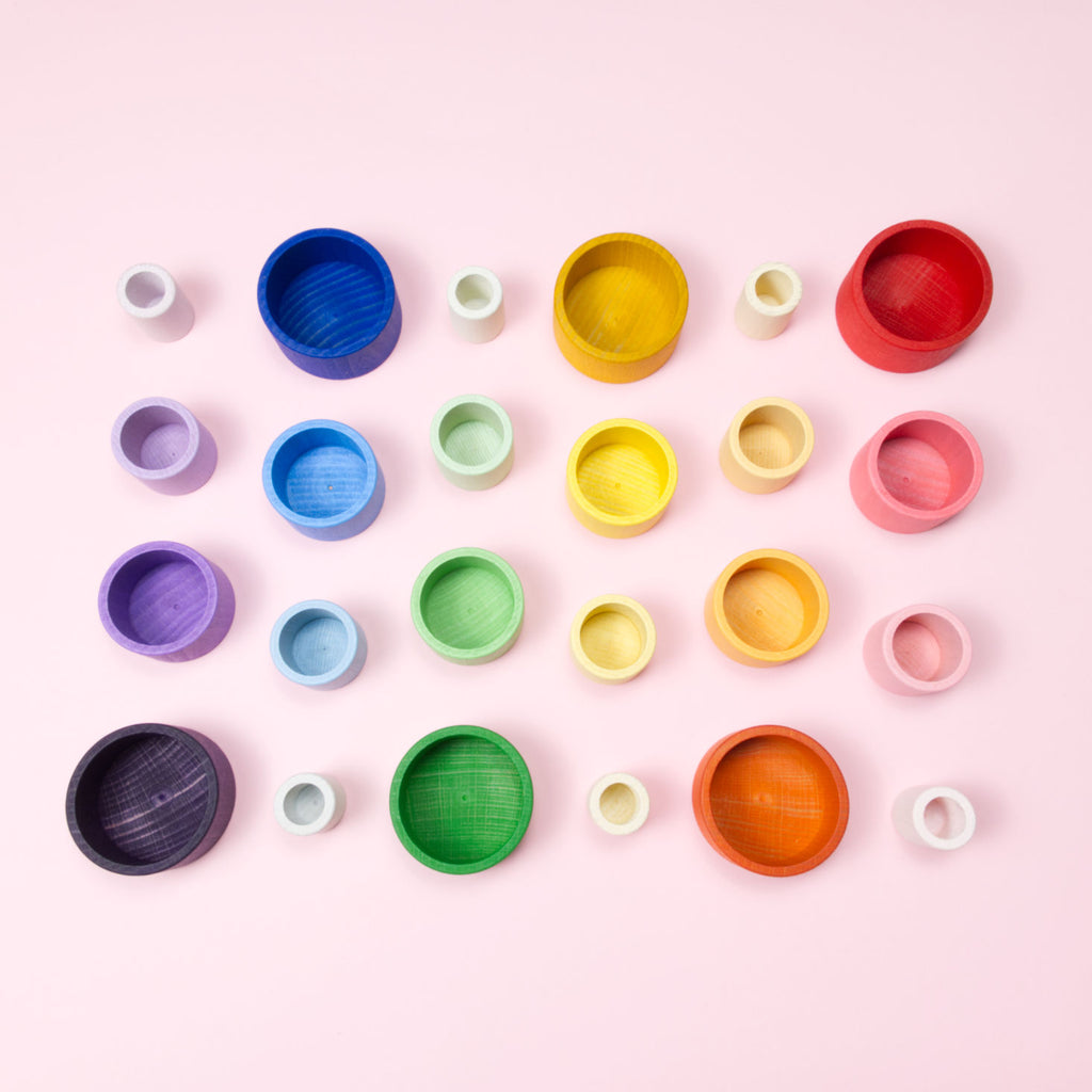 Sechs lila, blaue, gelbe, orangene, rote und grüne Schalen, mit je drei weiter gelegte Schalen in je eine Reihe.