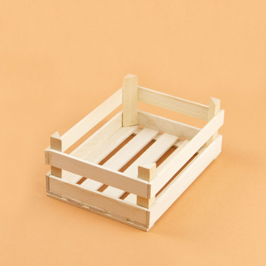 Große, leere Obststiege aus Natur Holz.