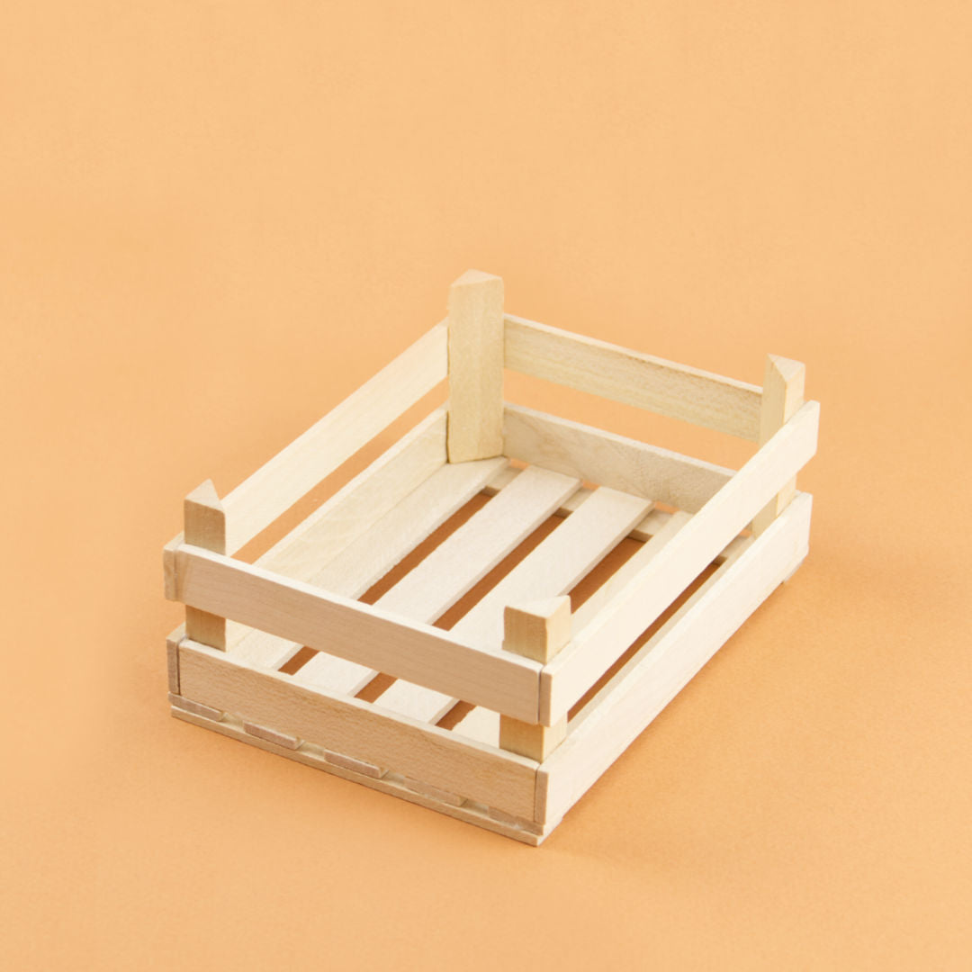 Große, leere Obststiege aus Natur Holz.
