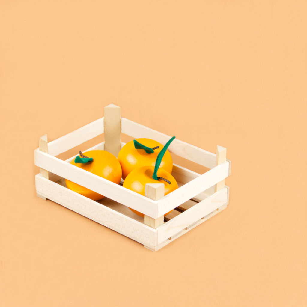 Mit Orangen gefüllte, große Obststiege.