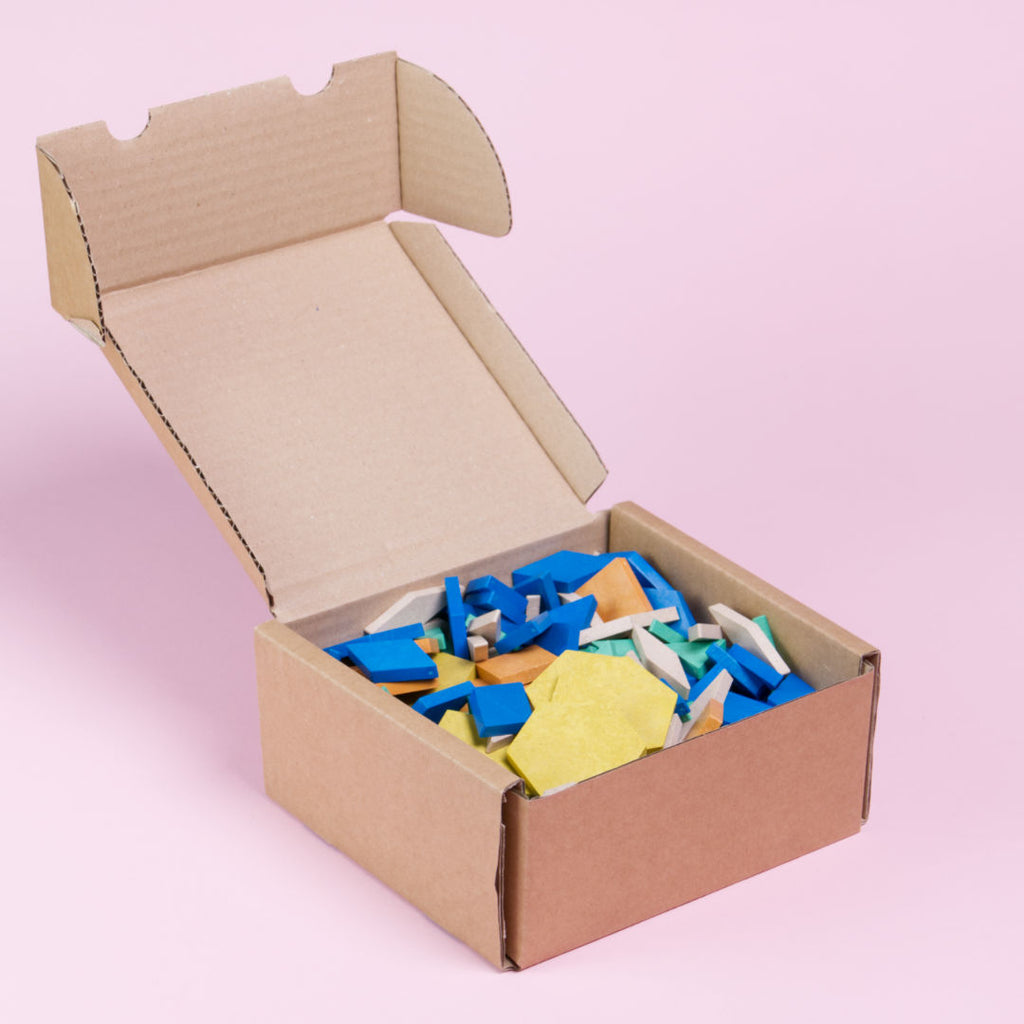 Die Pattern blocks Teile in geöffneter Verpackung.