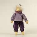 Nanchen Puppe mit heller Haut und hellblonde Haaren stehend. Sie trägt einen Pullover in Flieder mit Kragen und eine lila Hose.