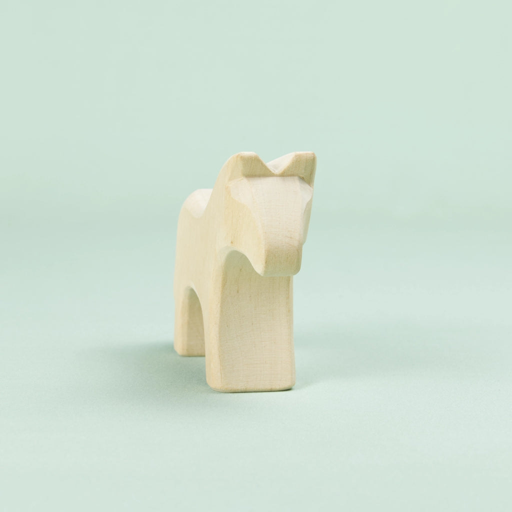 Schlichtes Holz-Pferd in hellem Holz von vorne