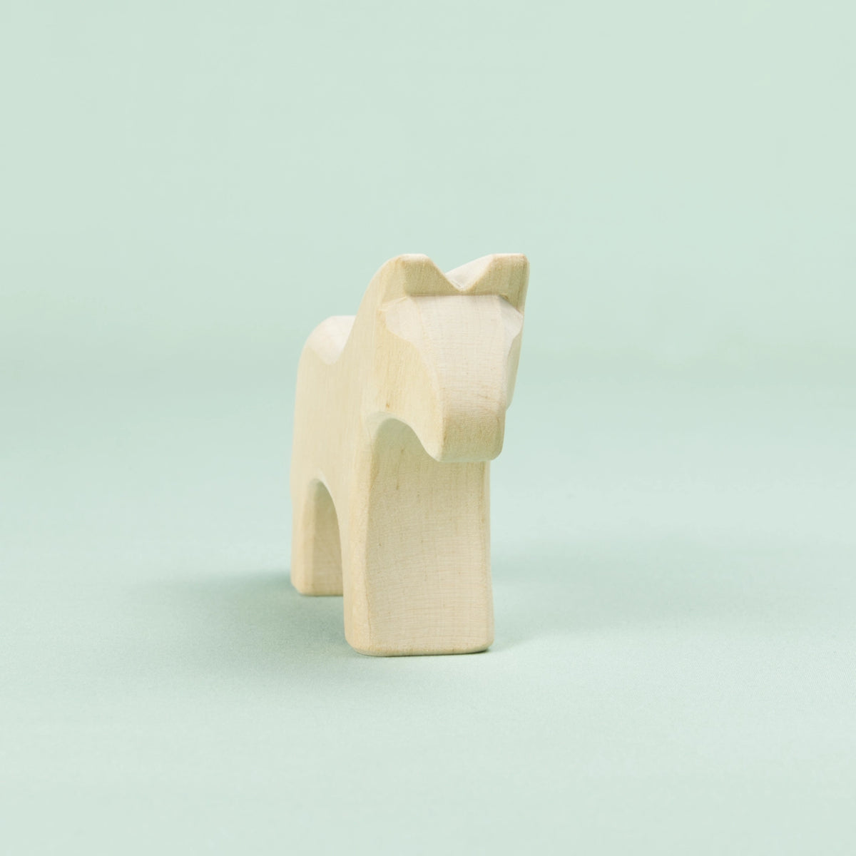 Schlichtes Holz-Pferd in hellem Holz von vorne