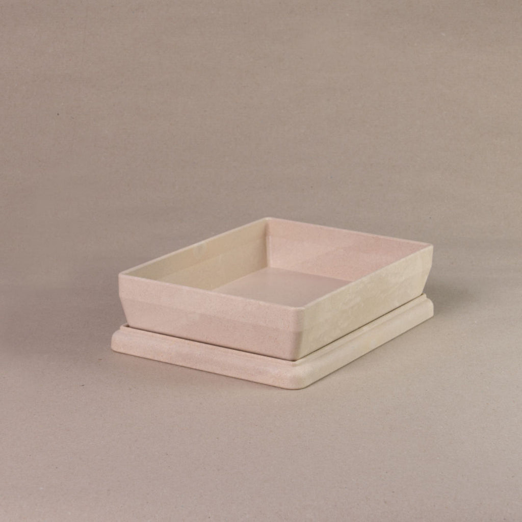 Die aus recyclebarem Material bestehende naturfarbene Box von Wissner, mit offenem Deckel daliegend.