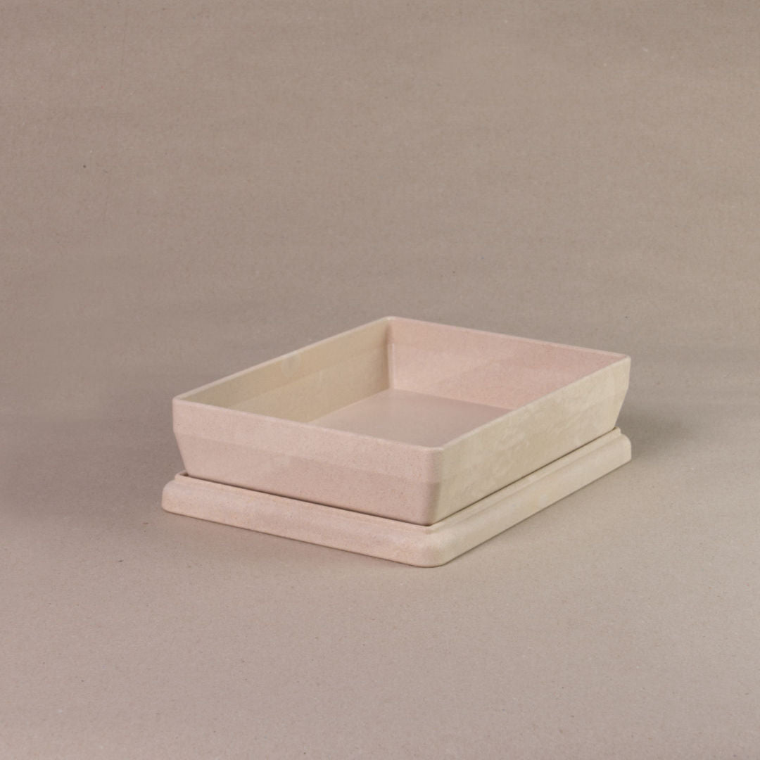 Die aus recyclebarem Material bestehende naturfarbene Box von Wissner, mit offenem Deckel daliegend.