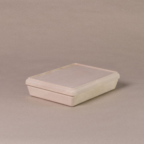 Die aus recyclebarem Material bestehende naturfarbene Box von Wissner, mit geschlossenem Deckel daliegend.