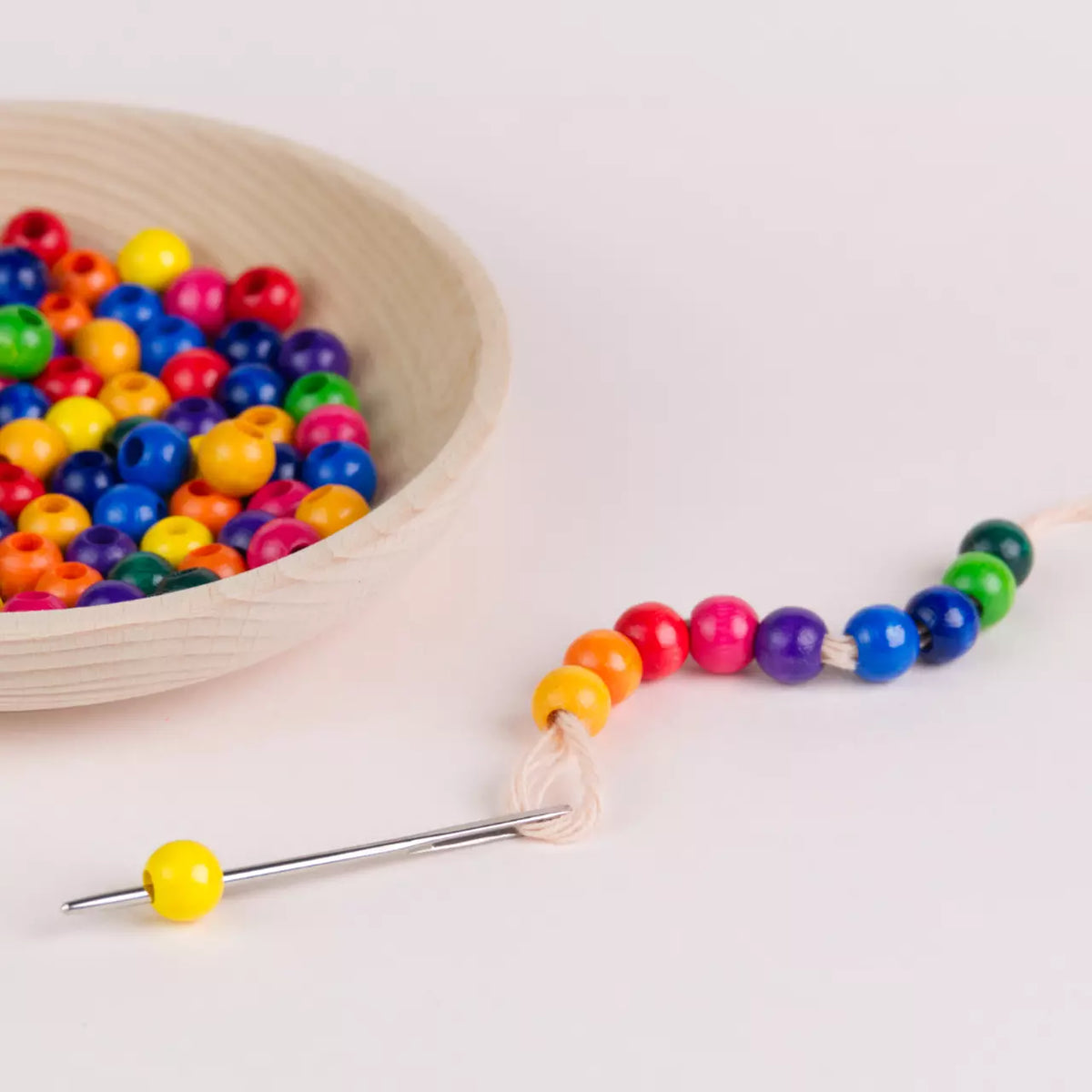 Bunte Fädelperlen 1 cm aus Holz, von SINA