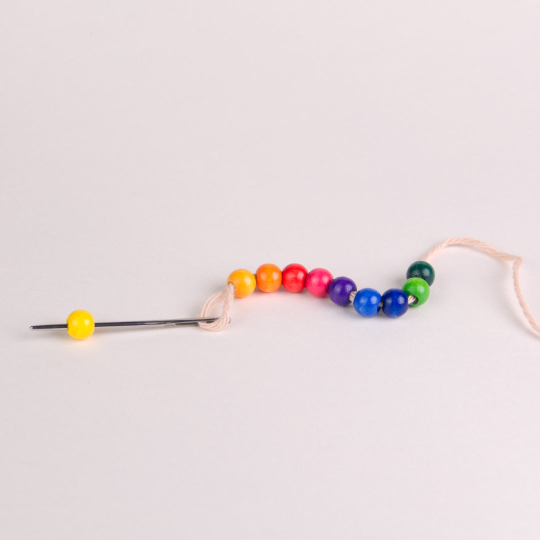 Bunte Fädelperlen 1 cm aus Holz, von SINA – Foto 4