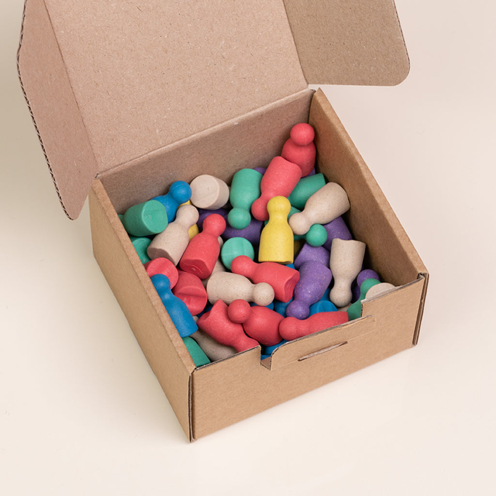 Alle Spielfiguren in sechs Farben von Wissner in ihrer geöffneten Verpackung.