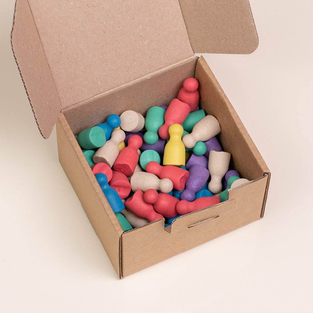 Alle Spielfiguren in sechs Farben von Wissner in ihrer geöffneten Verpackung.