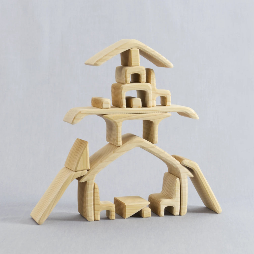 Fantasievolle Kombination der Holzelemente