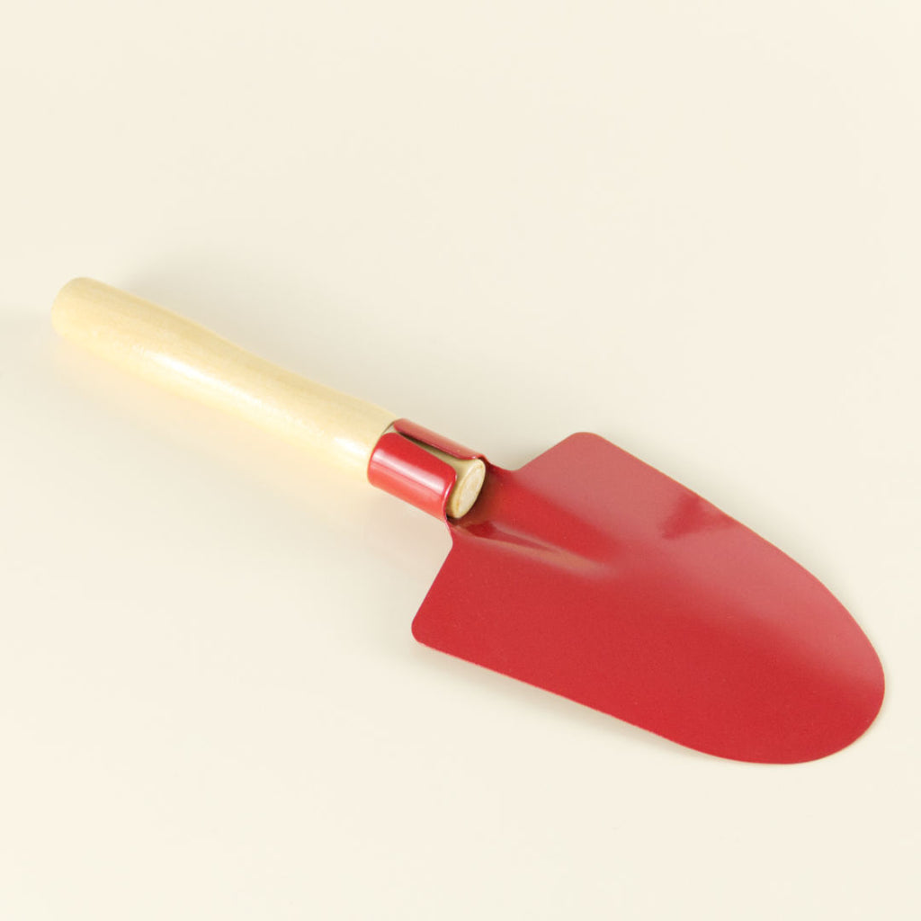 Metallene Spielschaufel in Rot mit Holzgriff.