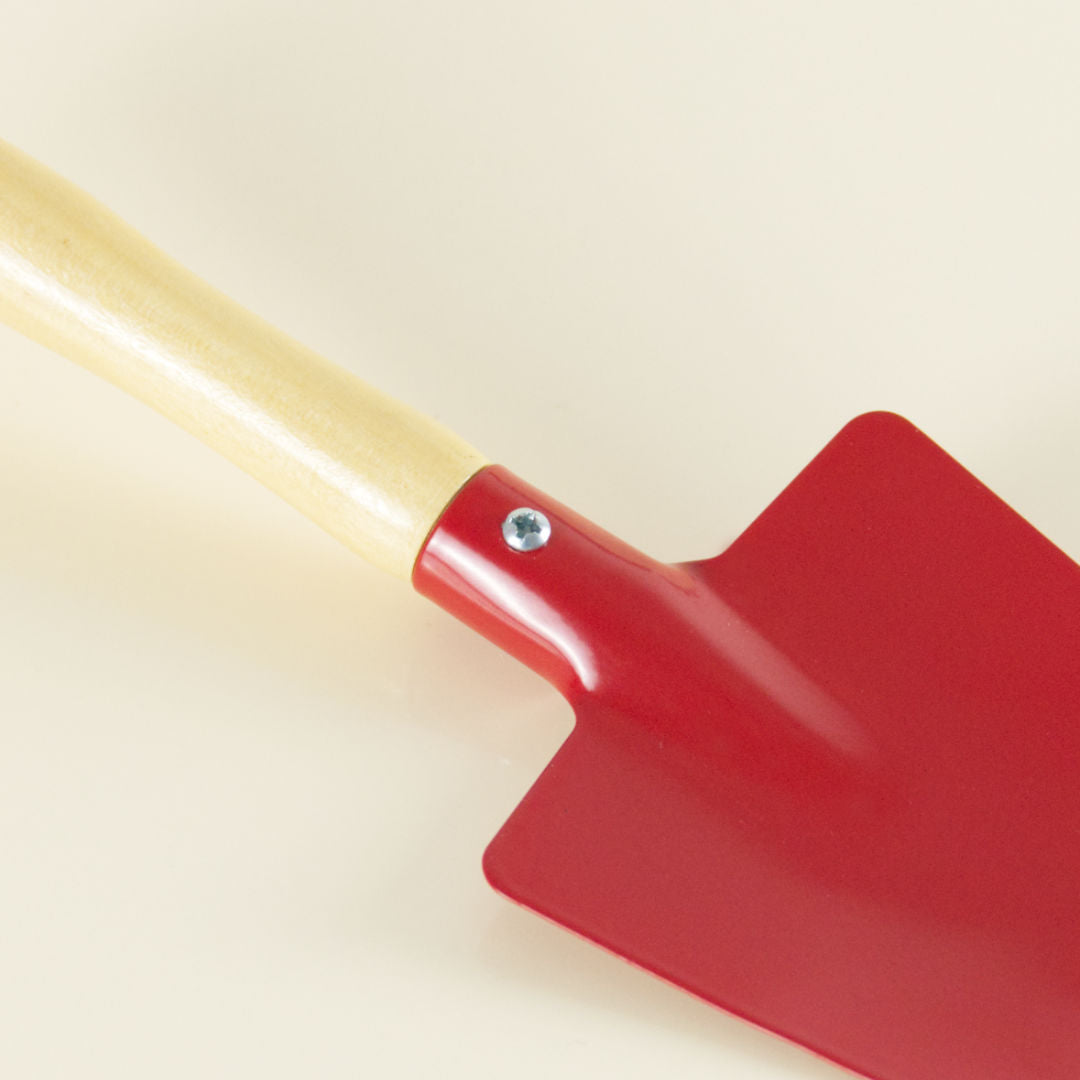 Kleine Metallschaufel in Rot mit Holzgriff.