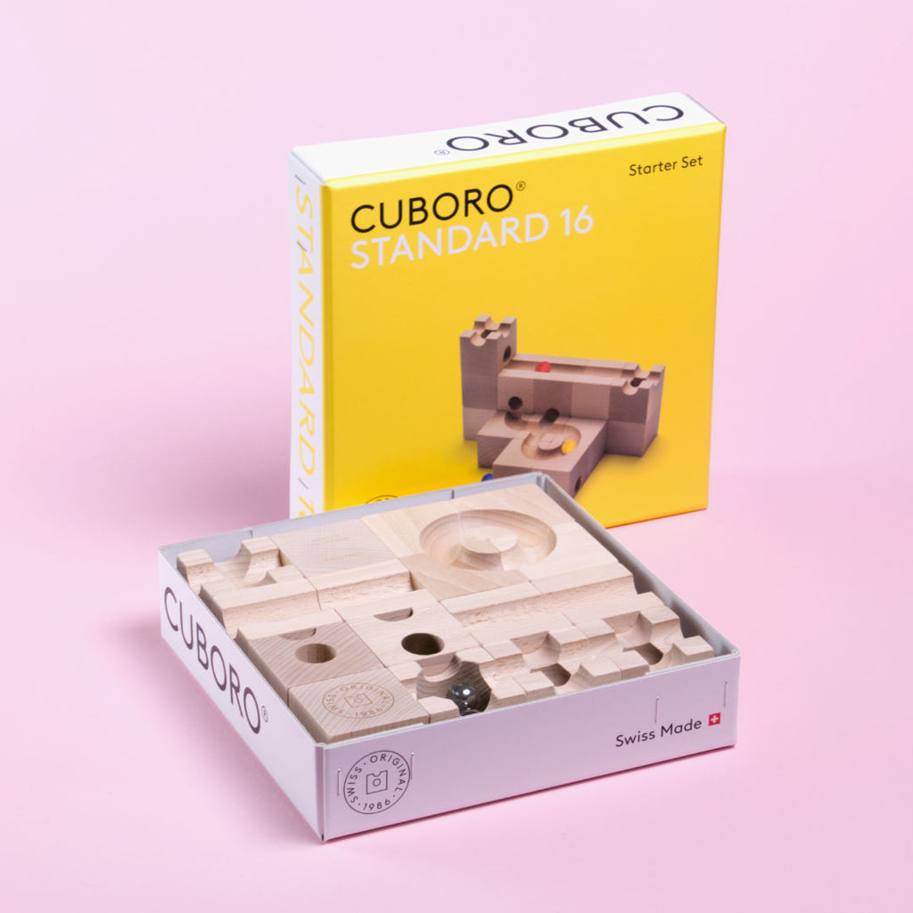 Standart 16 Set von Cuboro mit geöffneter Verpackung darin liegend.