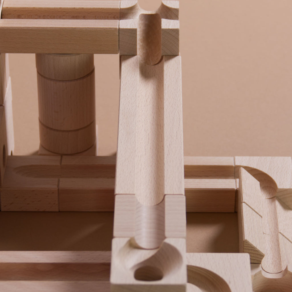 Nahaufnahme der Murmelbahn, aufgebaut mit dem Standart Set 32 von Cuboro aus Naturholz.
