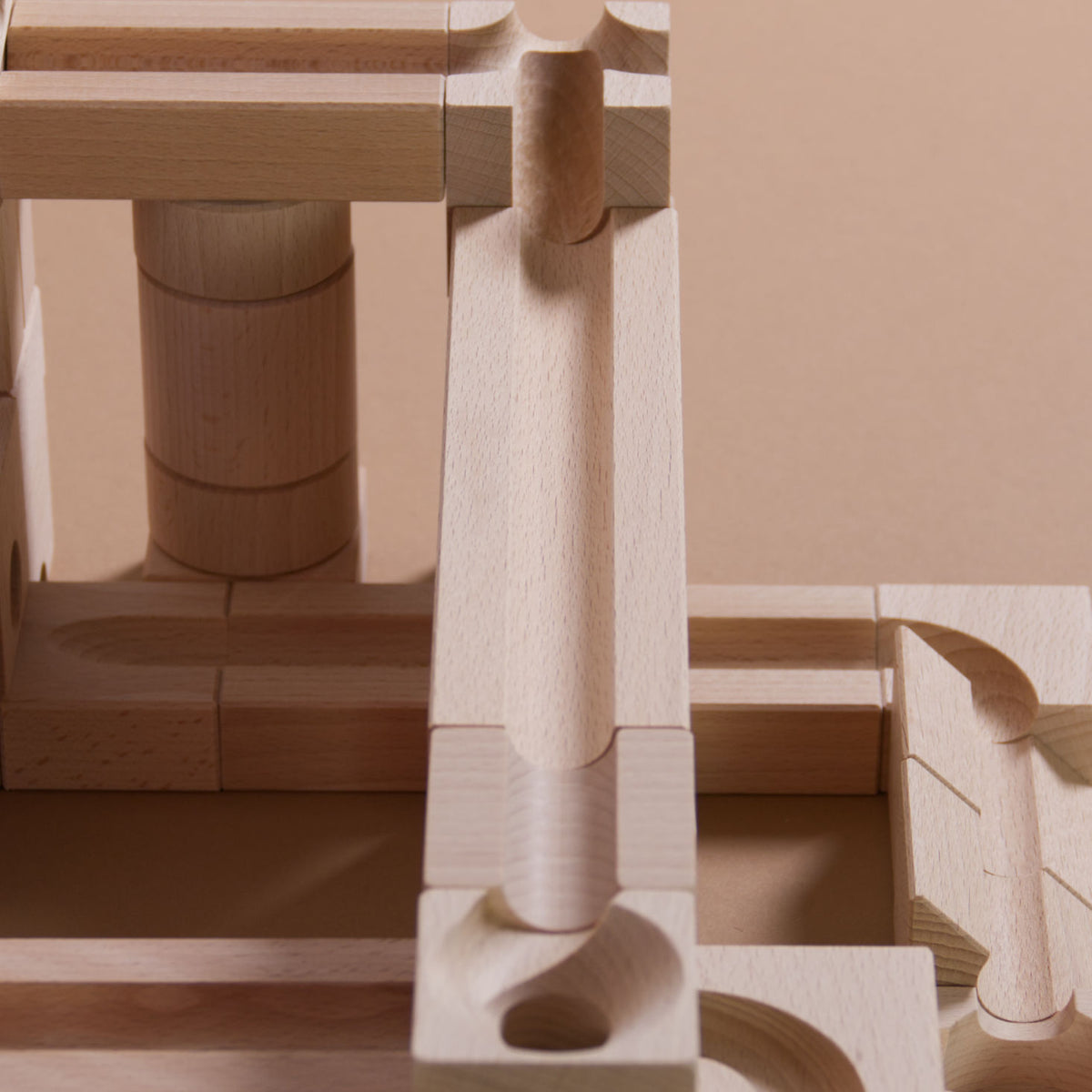 Nahaufnahme der Murmelbahn, aufgebaut mit dem Standart Set 32 von Cuboro aus Naturholz.