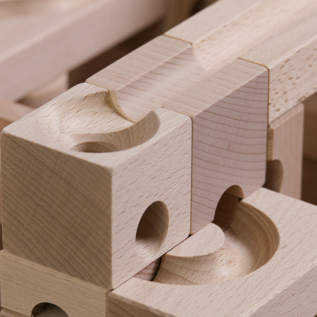 Nahaufnahme der Murmelbahn, aufgebaut mit dem Standart Set 32 von Cuboro aus Naturholz.