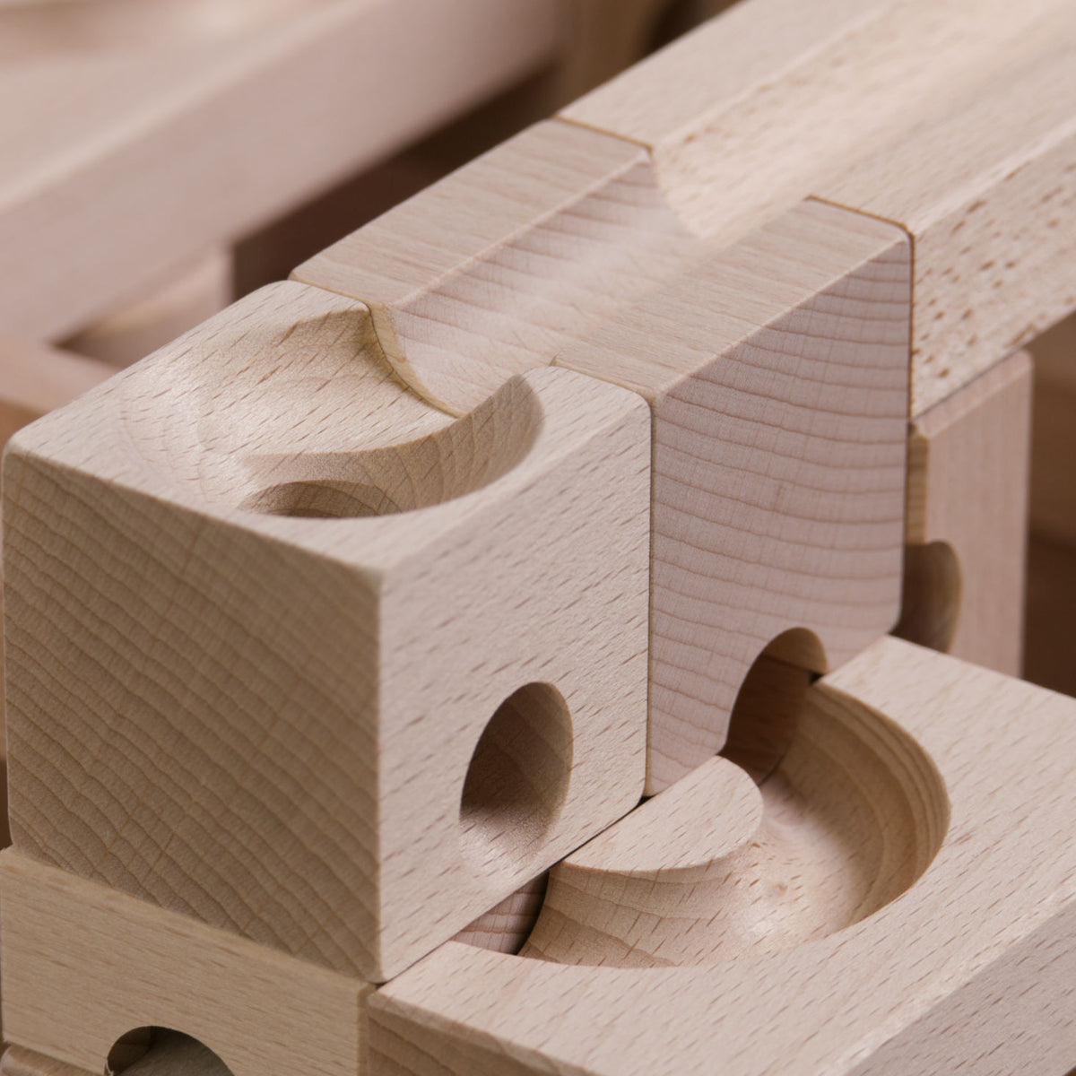 Nahaufnahme der Murmelbahn, aufgebaut mit dem Standart Set 32 von Cuboro aus Naturholz.