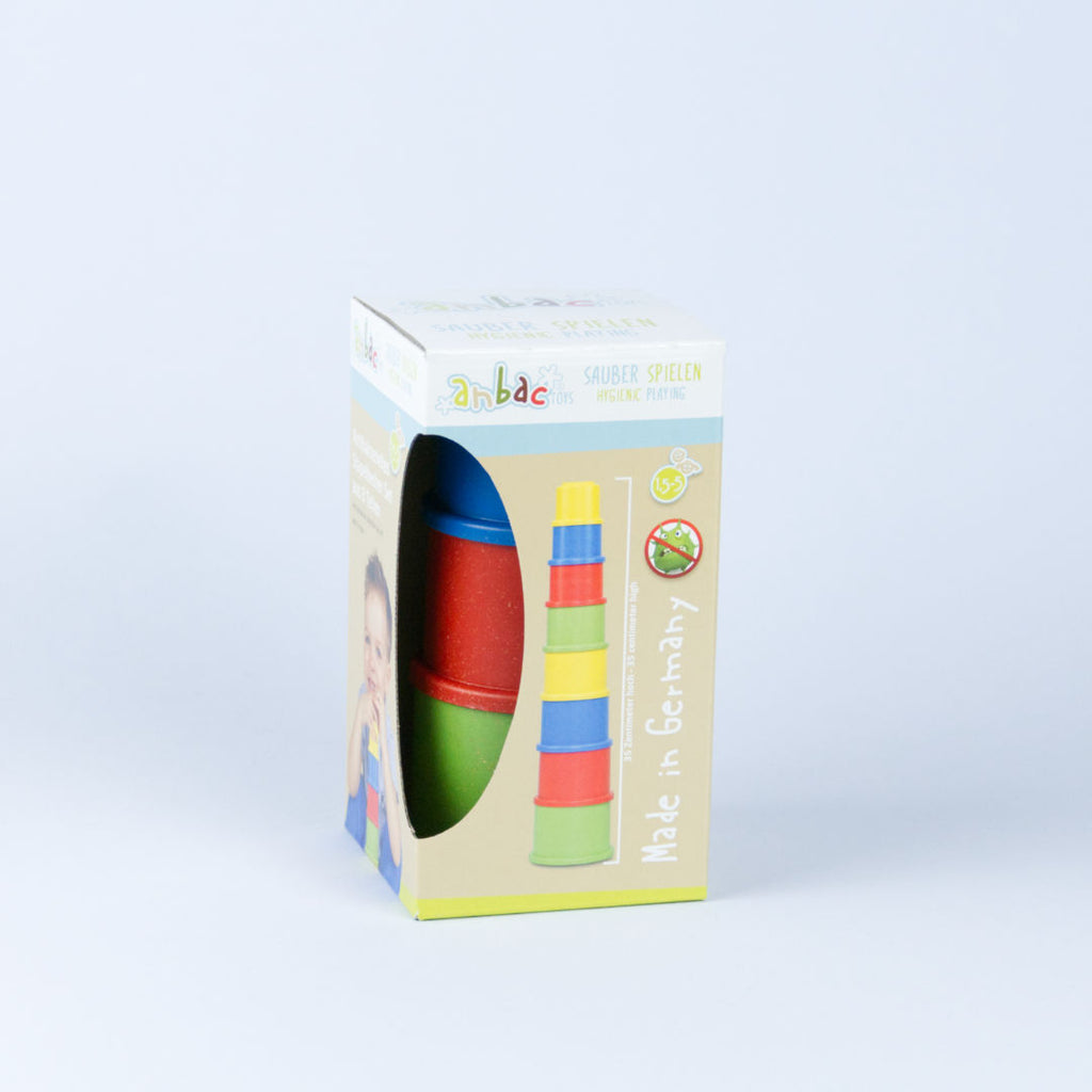 Stapelbecher von Anbac in der Packung. In den Farben Grün, Gelb, Blau und Rot.
