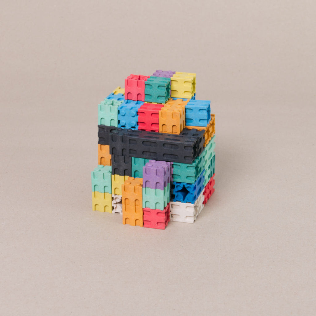 Komposition mit dem 100 Heiligen Steckwürfel Set von Wissner. Enthalten sind die Farben orange, grün, gelb, lila, orange, rot, blau, türkis, weiß und schwarz.