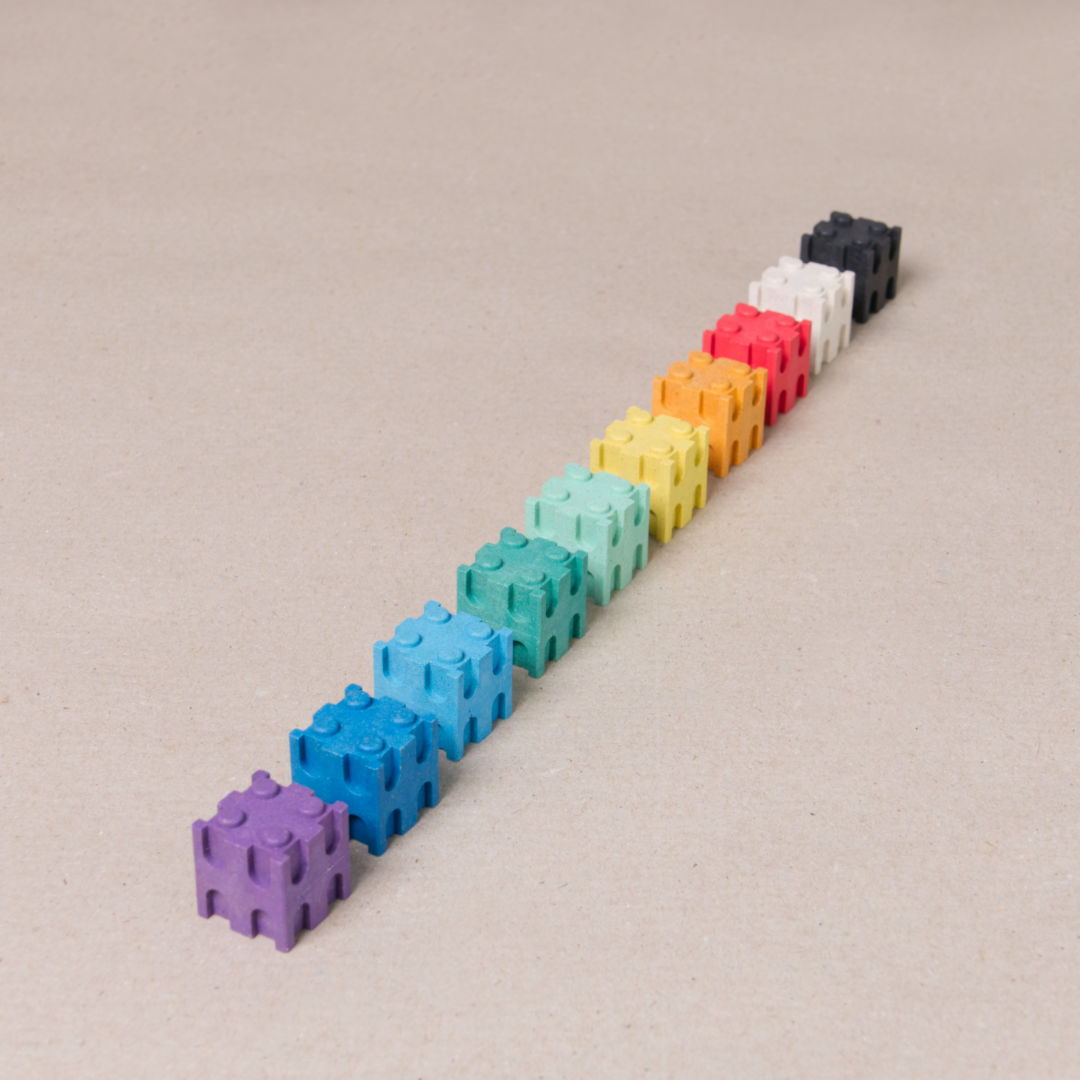 Als Reihe diagonal im Bild verlaufend, wurde jede Farbe einmal aus dem 100 teiligen Steckwürfel Set von Wissner aufgebaut. Lila, blau, hellblau, grün, türkis, gelb, orange, rot, weiß und schwarz.
