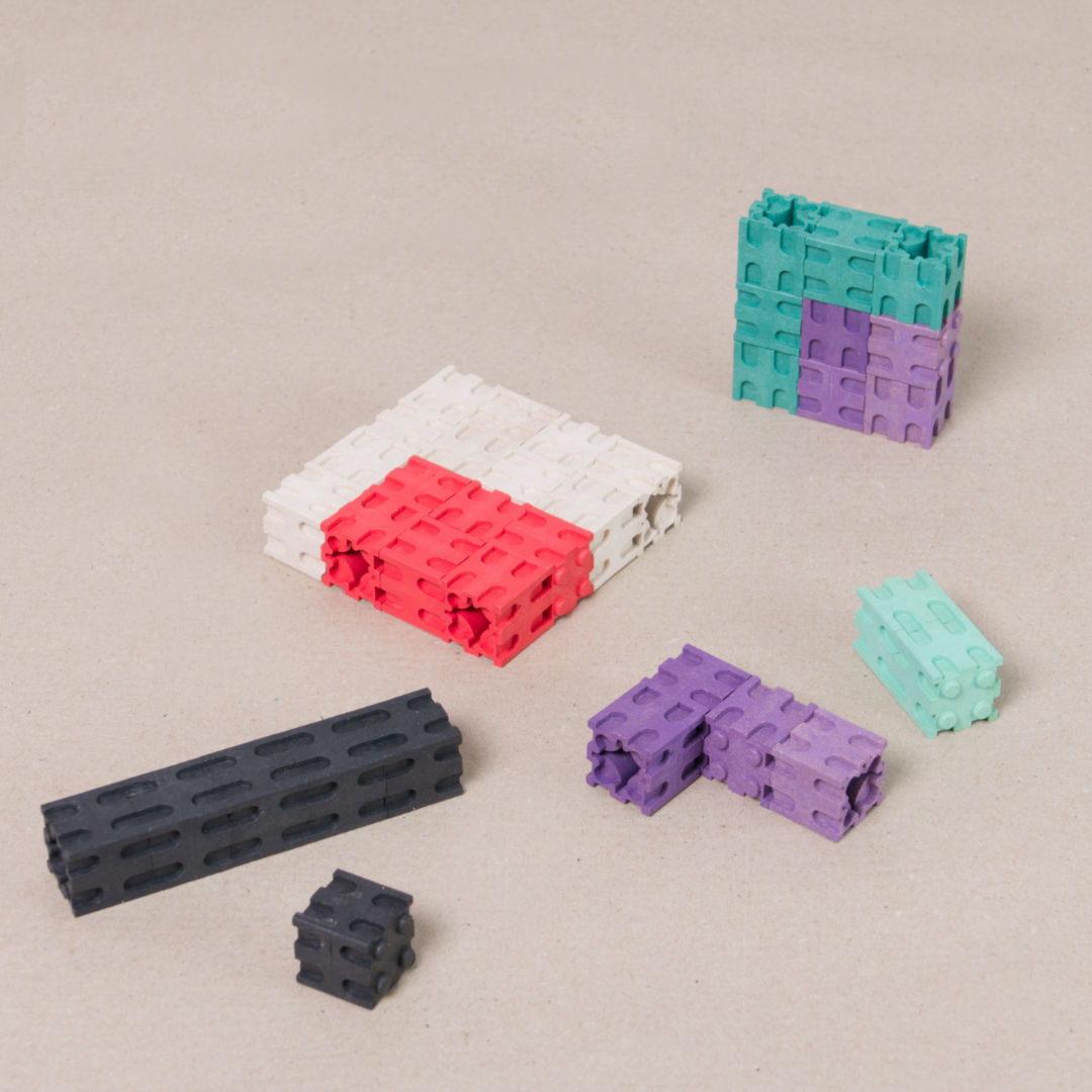 Komposition mit dem 100 teiligen Steckwürfel Set von Wissner. Enthalten sind die Farben grün, lila, rot, türkis, weiß und schwarz.