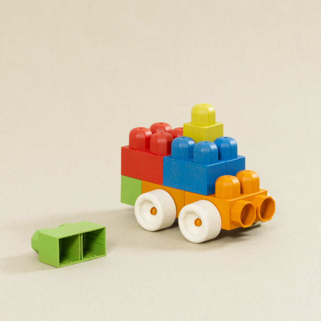 Antibakterielle Spielsteine auf Fahrzeug, Steine aus Kunststoff und Holz Gemisch.