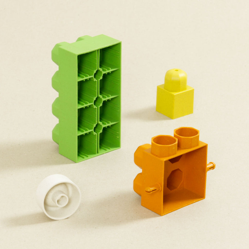 Einzelne Teile aus Kleinem Steine-Set aus Kunststoff und Holz Gemisch.