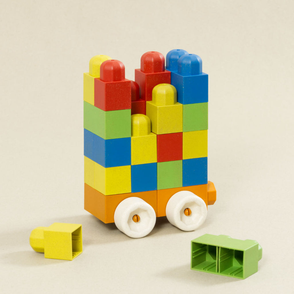 Aufeinander gesteckte Steine auf einem Fahrzeug. Das innere der Spielsteine ist Hohl.
