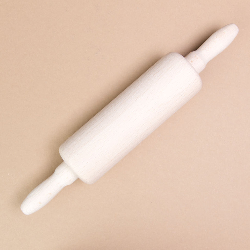 Ein Teigroller aus Naturholz mit Stahlachse.