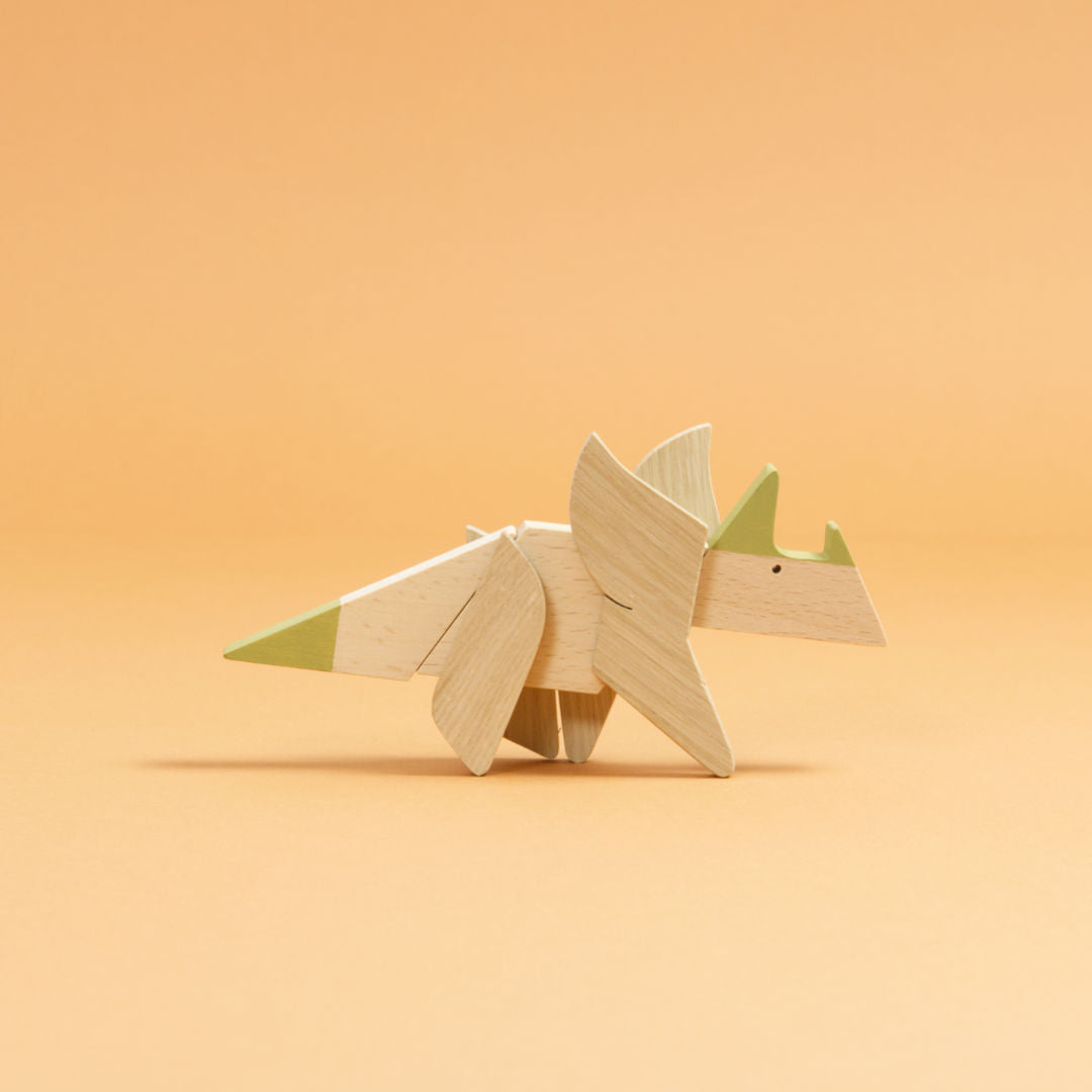 Triceratops Magnetpuzzle aus Holz mit grünen Elementen.