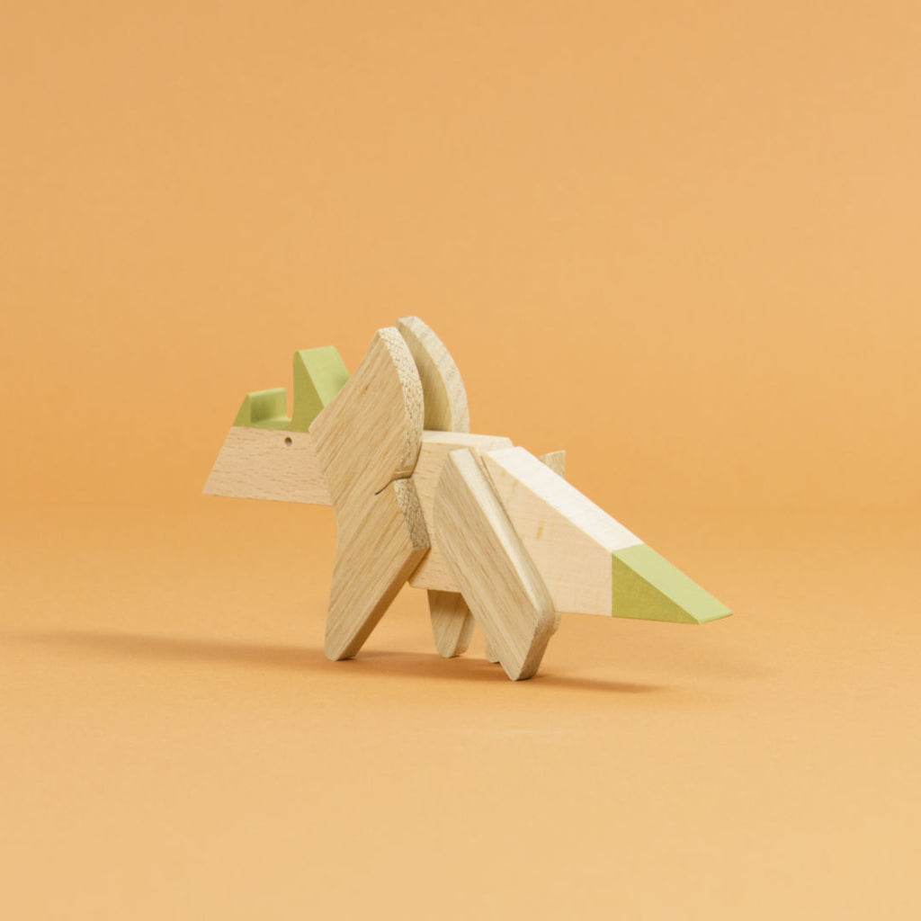Triceratops Magnetpuzzle aus Holz mit grünen Elementen.