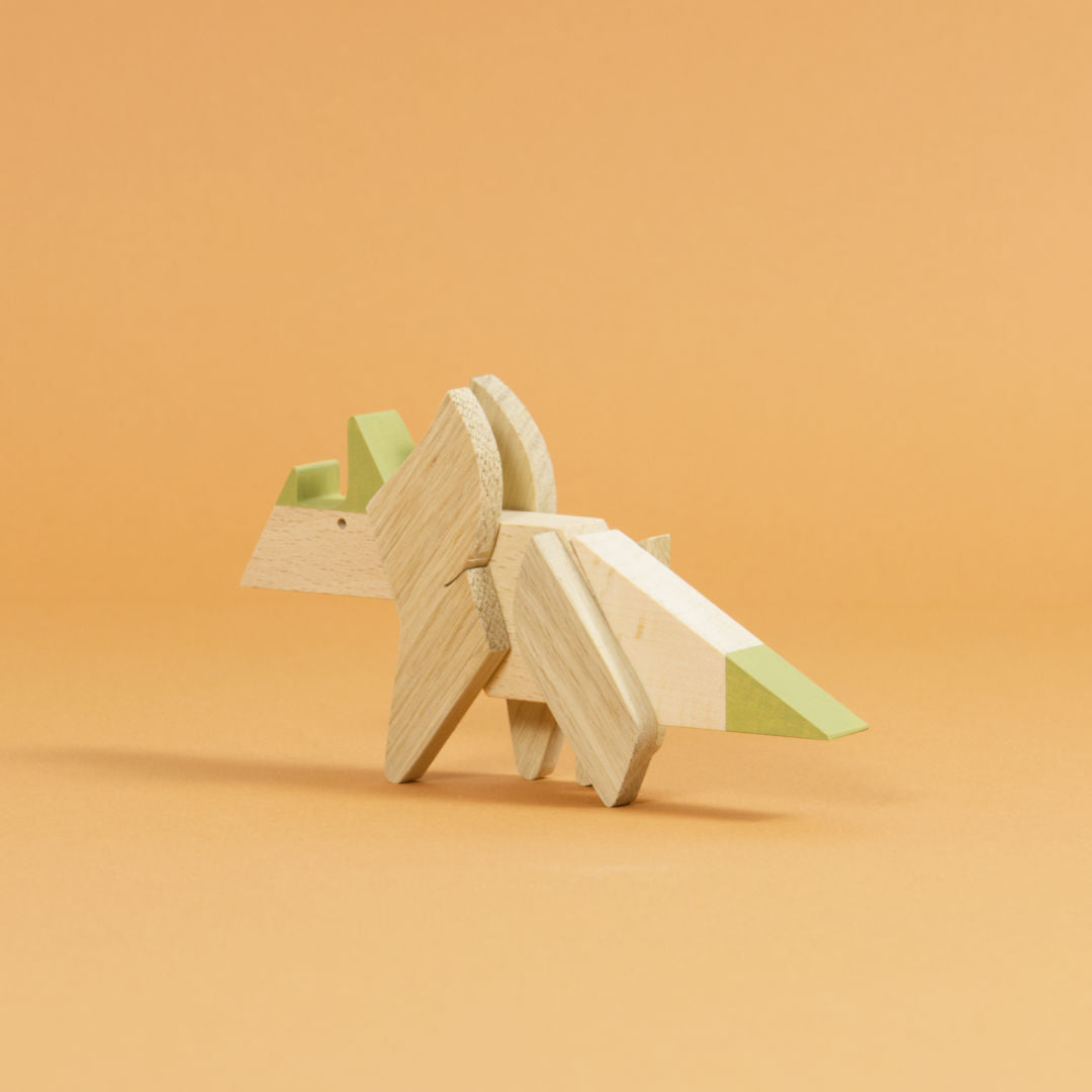 Triceratops Magnetpuzzle aus Holz mit grünen Elementen.