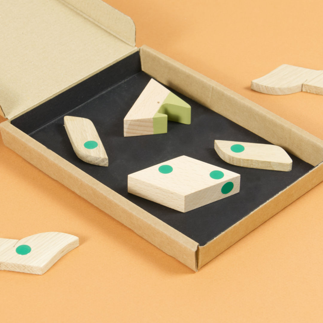 Einzelteile Magnetpuzzle in Verpackung und davor.