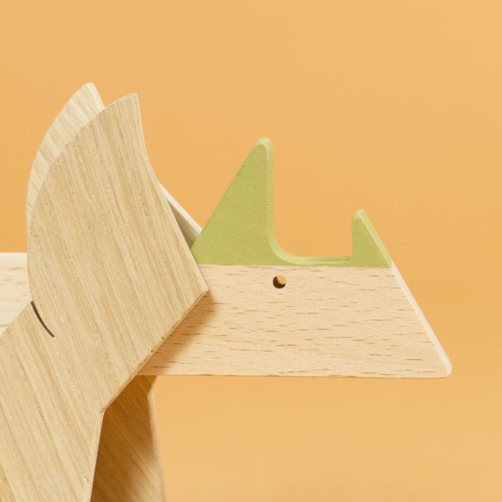 Gesicht des Triceratops mit farblichem Element und Auge.