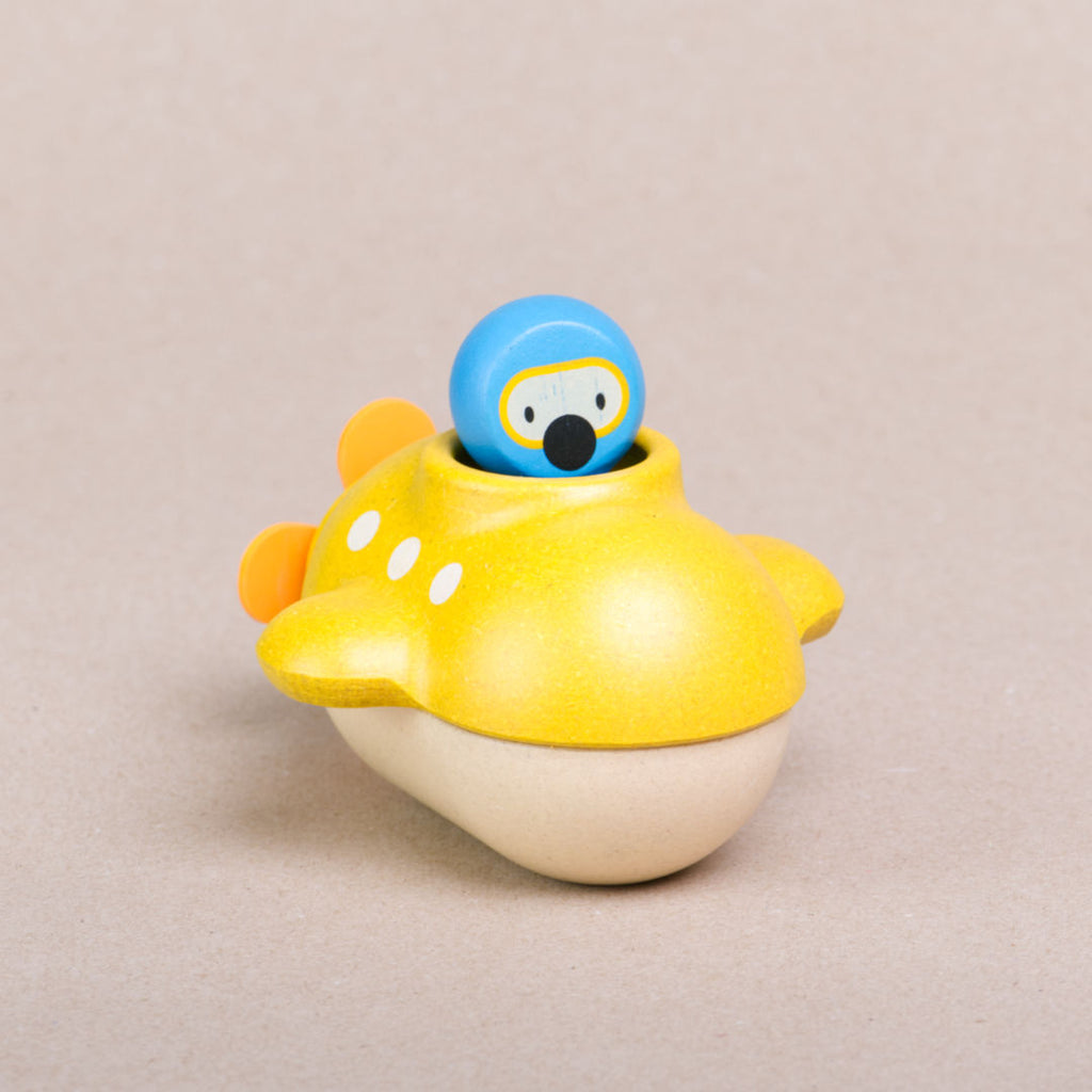 Vorderansicht des gelben U-Boots von Plan Toys mit herausnehmbaren Insassen in blauem Taucheranzug und gelber Taucherbrille.