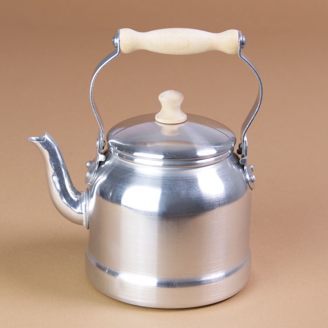 Ein Wasserkessel aus Aluminium mit bewegbarem Holzgriff und abnehmbarem Deckel.