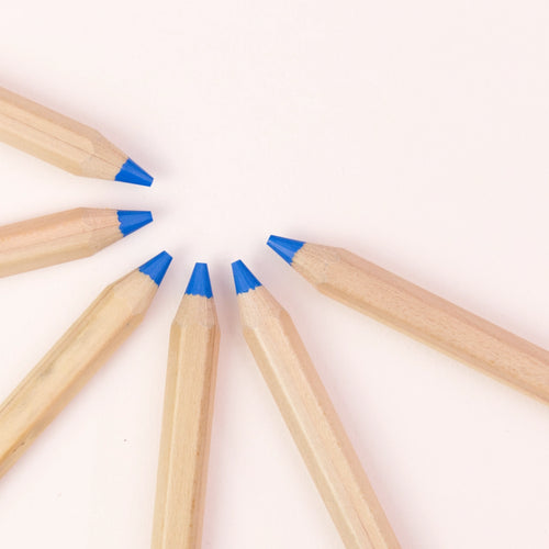 Stift von Stockmar in Blau, 6-eckig. Sechs Stifte sind zu einem Halbkreis mit ihren Spitzen angeordnet.