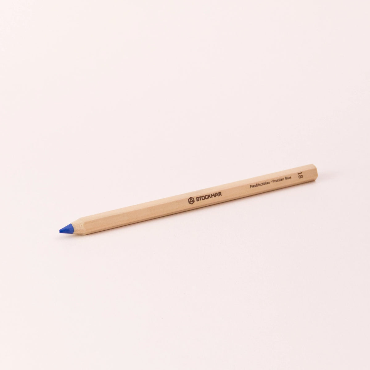 Stift von Stockmar in Preußischblau, 6-eckig.