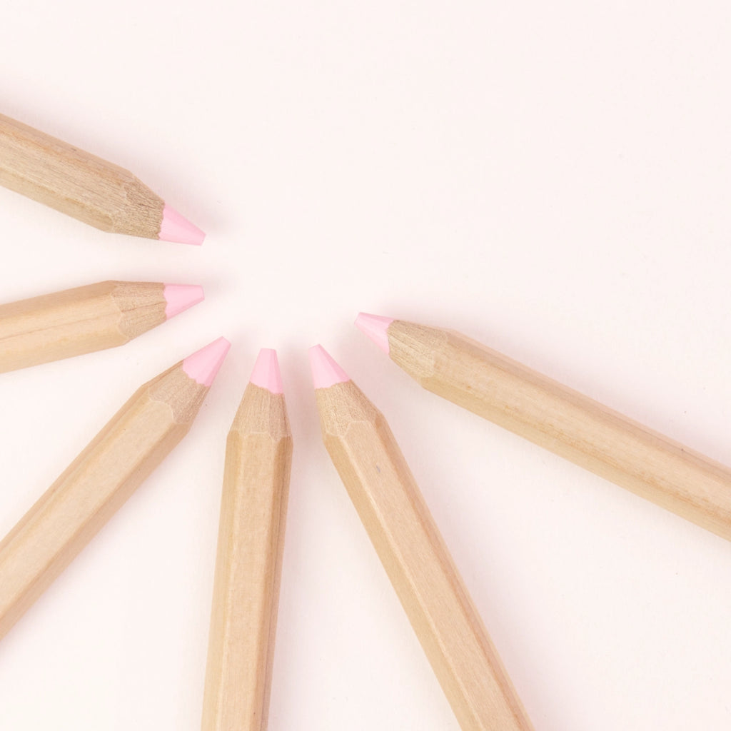 Stift von Stockmar in Rosa, 6-eckig. Sechs Stifte sind zu einem Halbkreis mit ihren Spitzen angeordnet.