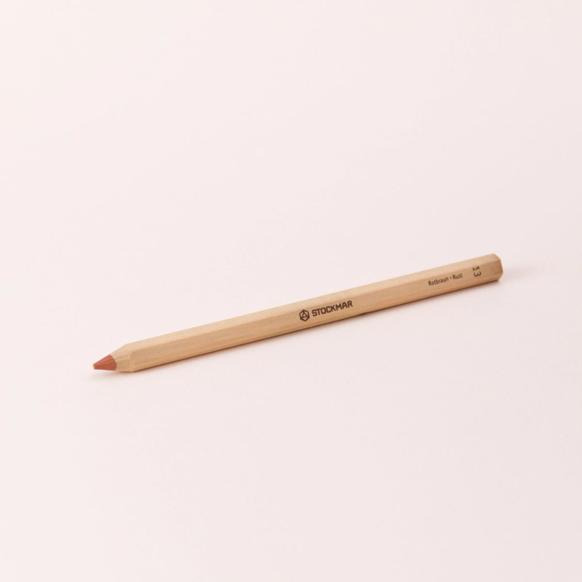 Stift von Stockmar in Rotbraun, 6-eckig.