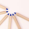 Stift von Stockmar in Ultramarinblau, 6-eckig. Sechs Stifte sind zu einem Halbkreis mit ihren Spitzen angeordnet.