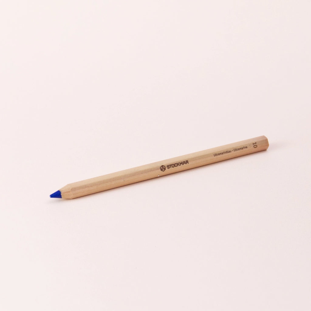 Stift von Stockmar in Ultramarinblau, 6-eckig.