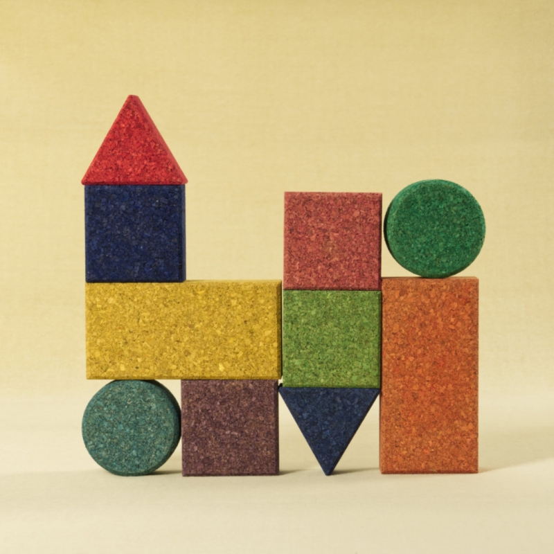 10-teiliges Set aus Korkbausteinen in verschiedenen Formen und Farben, zu einer Form gestapelt