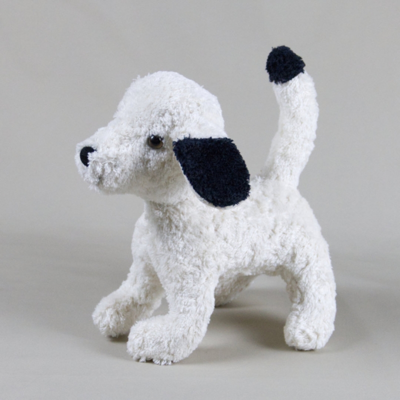 Selbststehender Stofftier-Hund mit schwarz-weißem Fell