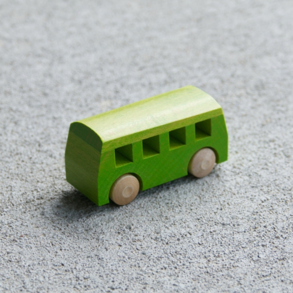 Grüner Holzspielzeug-Bus mit naturfarbenen Holzreifen
