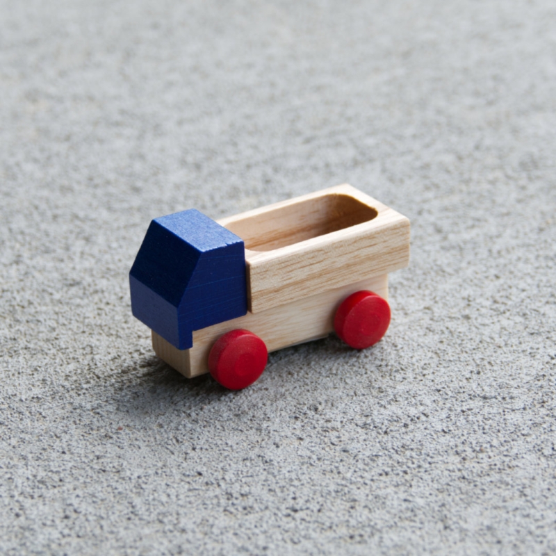 Kleiner Holzspielzeug-Lieferwagen mit Ladefläche, rote Holzreifen und blaues Führerhaus, fahrbar