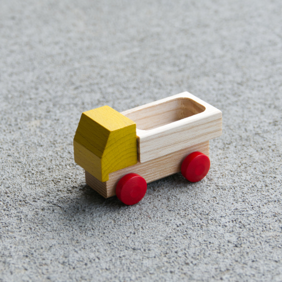 Kleiner Holzspielzeug-Lieferwagen mit Ladefläche, rote Holzreifen und gelbes Führerhaus, fahrbar