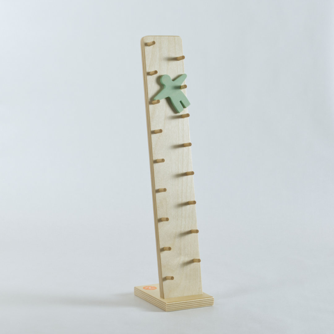 Bewegungsspielzeug aus Birkenholz Bewegungsspielzeug aus Holz - türkisfarbenes Männchen und Bahn mit naturfarbenen Sprossen, an denen sich die Figur mit einem klappernden Geräusch herunterbewegt.